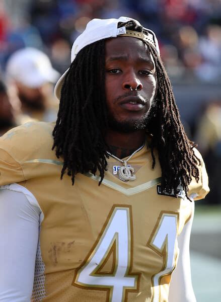 Why does Alvin Kamara wear a necklace during the game worth 